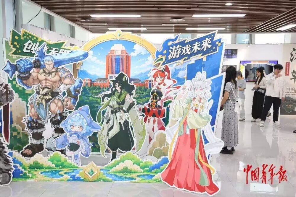 工作人员向参观者介绍一件装置艺术作品