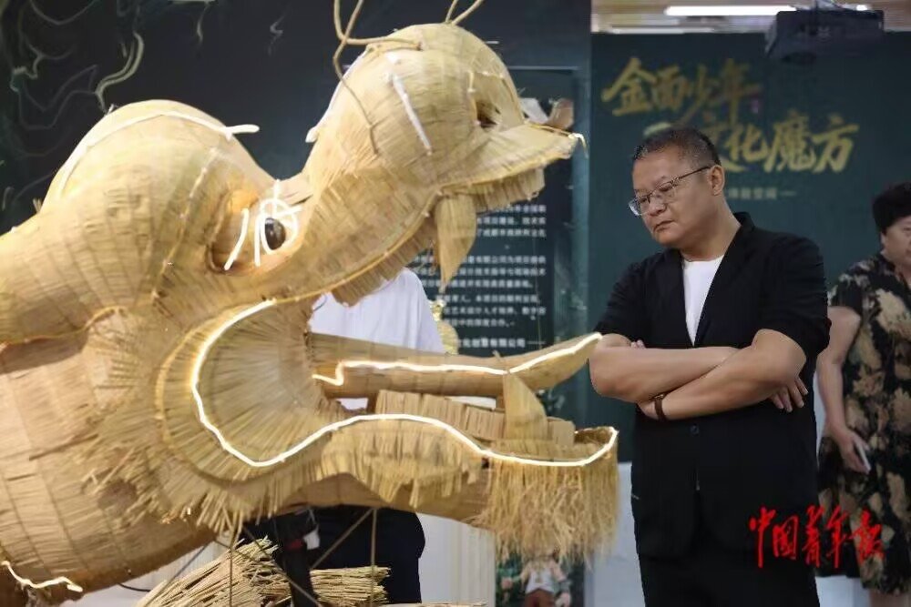 ky最新版下载教师李雪梅(左二)向参