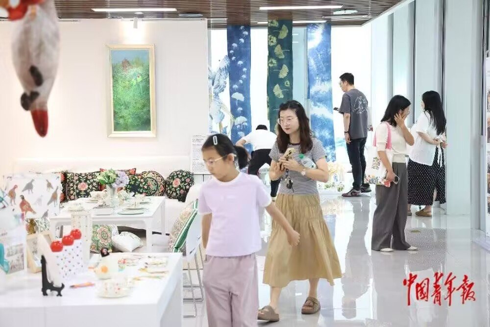 这件主题为“巴蜀脸谱